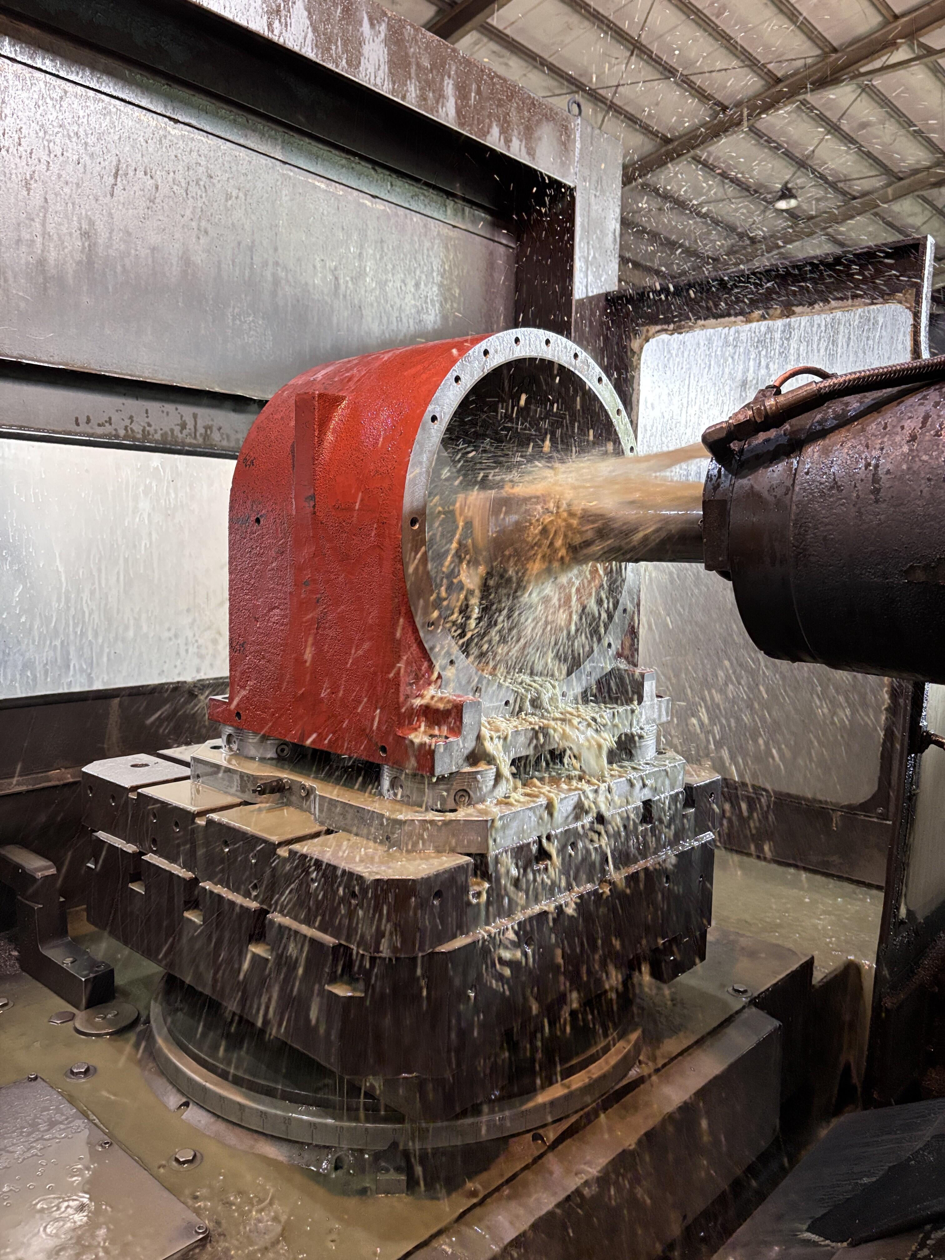 CNC卧式加工中心机进行金属零件加工